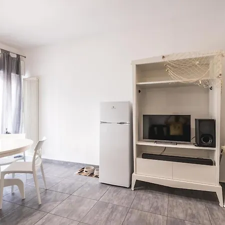 Leone Apartment *