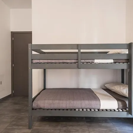 Leone Apartment *